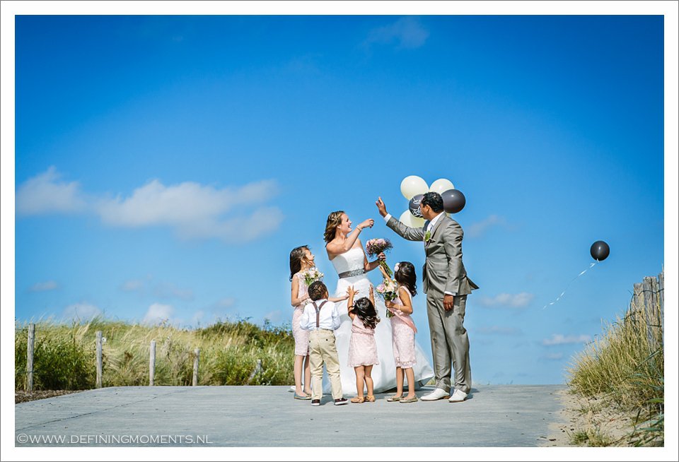 strandhuwelijk-trouwen-op-het-strand-strandbruiloft-zeeland-bruidsfotografie-Trouwreportage-breda-zeeland-bruiloft-aan-het-strand