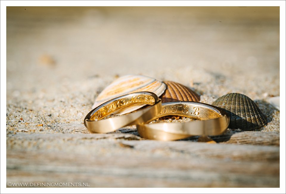 strandhuwelijk-trouwen-op-het-strand-strandbruiloft-zeeland-bruidsfotografie-Trouwreportage-breda-zeeland-bruiloft-aan-het-strand