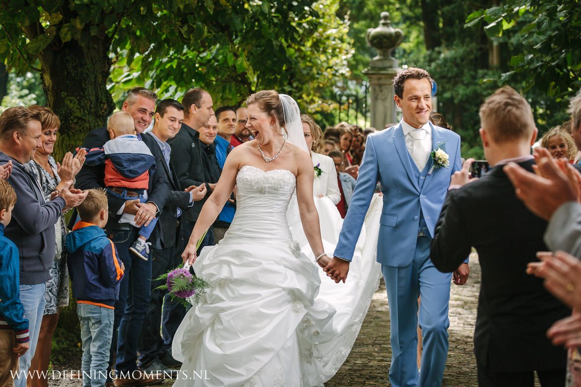 aankomst bruidspaar bruidsfotograaf trouwfotograaf lambertuskerk raamsdonk trouwen authentieke ongeposeerde documentaire trouwfotografie trouwfoto journalistieke bruidsfoto natuurlijke emotionele bruidsfotografie