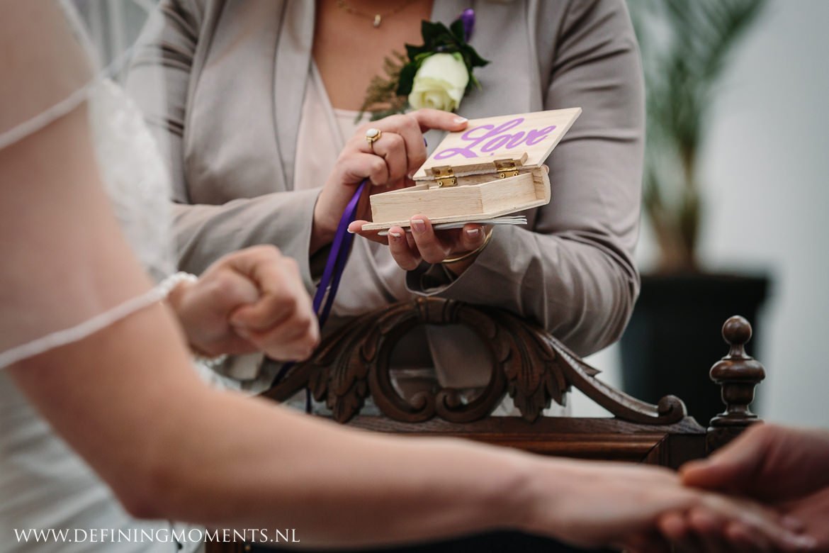 trouwringen bruidsfotograaf trouwfotograaf lambertuskerk raamsdonk trouwen authentieke ongeposeerde documentaire trouwfotografie trouwfoto journalistieke bruidsfoto natuurlijke emotionele bruidsfotografie