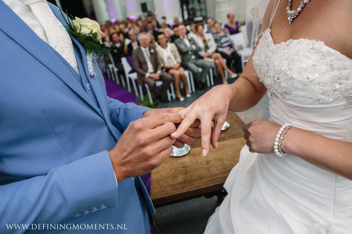 trouwringen bruidsfotograaf trouwfotograaf lambertuskerk raamsdonk trouwen authentieke ongeposeerde documentaire trouwfotografie trouwfoto journalistieke bruidsfoto natuurlijke emotionele bruidsfotografie