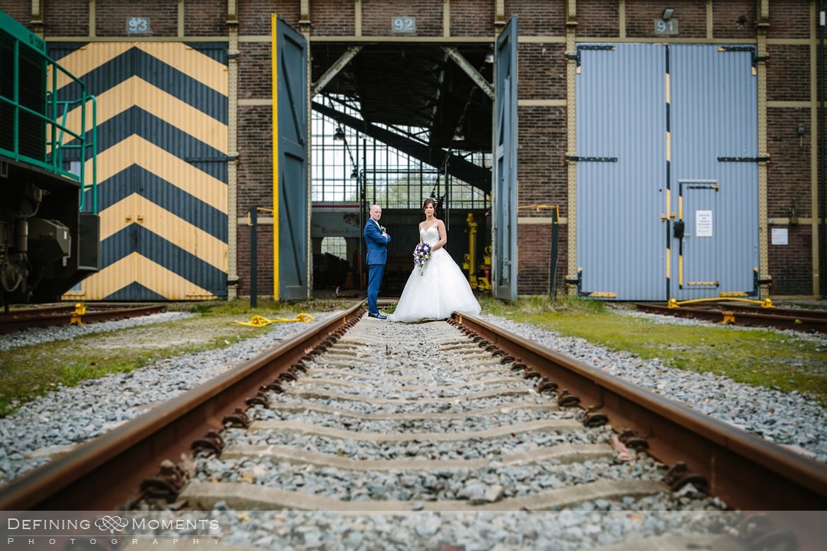 journalistiek trouwfotograaf documentair bruidsfotograaf breda roosendaal  industriele trouwreportage urban bruidsreportage loods trein bruidsfotografie locloods trouwfotografie
