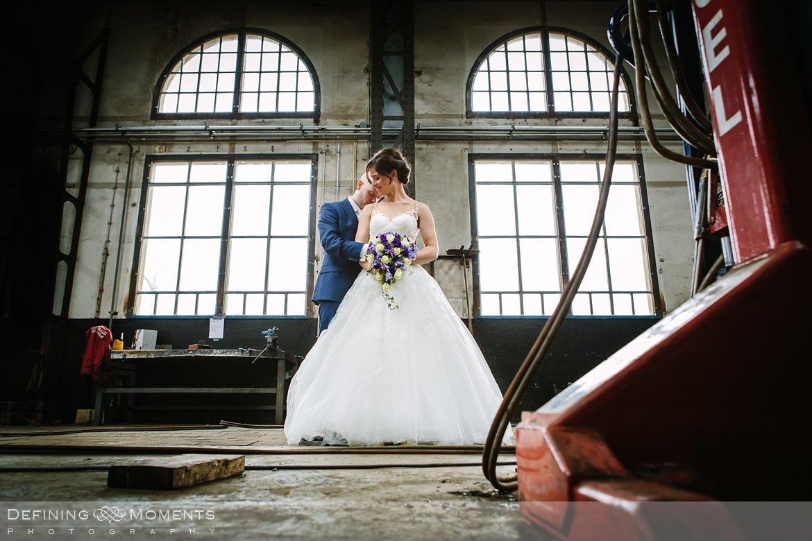 huwelijksfotograaf industriele trouwreportage urban bruidsreportage loods trein trouwfoto bruidsfoto bruidsfotografie locloods roosendaal boswachter liesbosch breda