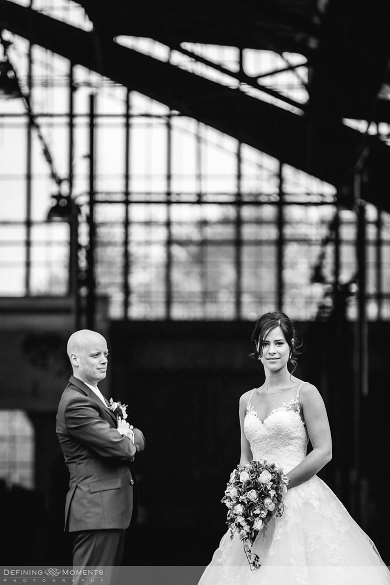 huwelijksfotograaf industriele trouwreportage urban bruidsreportage loods trein trouwfoto bruidsfoto bruidsfotografie locloods roosendaal boswachter liesbosch breda 