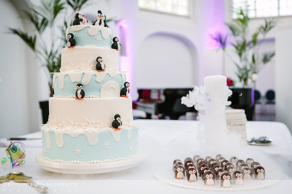bruidstaart pinguins ournalistiek trouwfotograaf lambertuskerk raamsdonk documentair bruidsfotograaf authentieke natuurlijke bruidsfotografie trouwfotografie breda kerkelijk huwelijk bruidsreportage trouwreportage