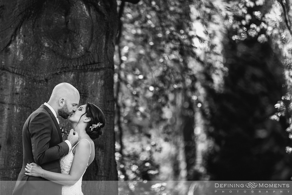 zwart-wit bruidsreportage trouwfotografie korenmolen princenhage breda authentieke ongeposeerde spontane trouwfotografie documentair trouwfotograaf bruidsfotograaf twee fotografen duo