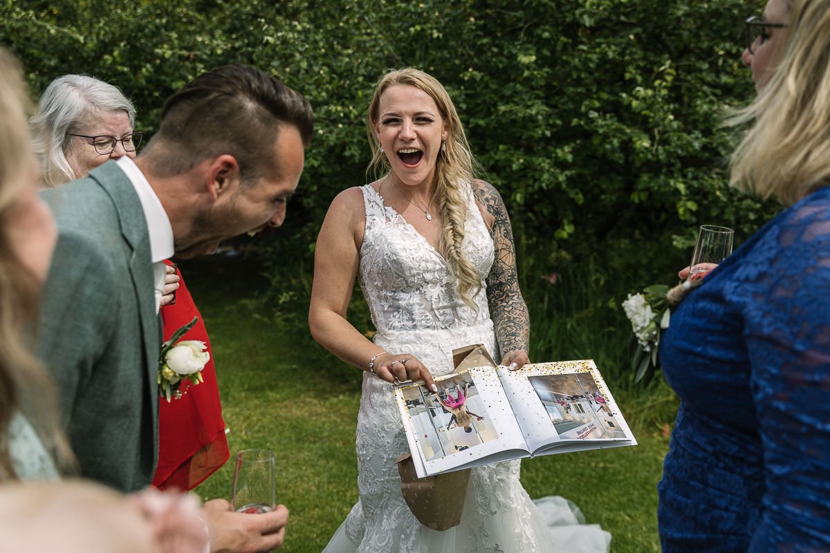 lachende bruid Bruidspaar tijdens receptie trouwdag domaine_heerstaayen strijbeek documentaire authentieke natuurlijke journalistieke bruidsfotografie trouwfotograaf brabant