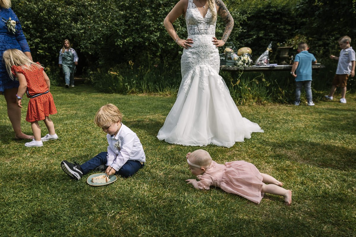 kinderen op het grasveld tijdens receptie trouwdag domaine_heerstaayen strijbeek documentaire authentieke natuurlijke journalistieke bruidsfotografie trouwfotograaf brabant