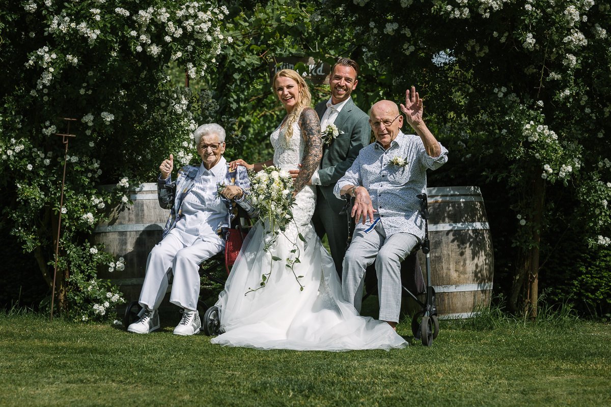 bruidspaar poseert voor trouwfoto met grootouders tijdens receptie trouwdag domaine_heerstaayen strijbeek documentaire authentieke natuurlijke journalistieke bruidsfotografie trouwfotograaf brabant