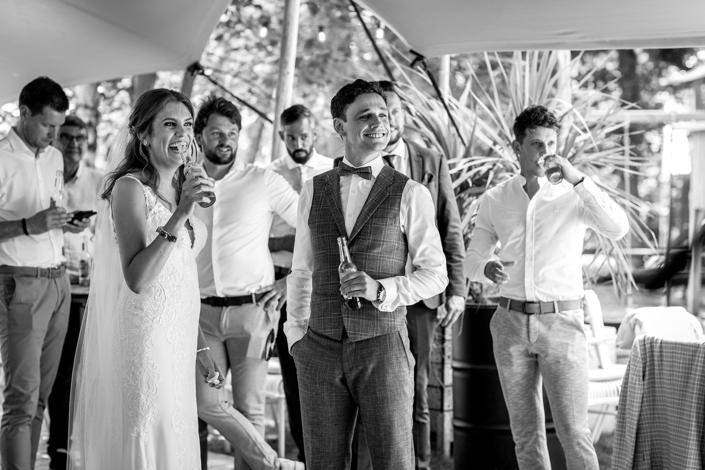 trouwreceptie bruidspaar buiten natuurlijk_de_kloof bergen_op_zoom trouwfoto zwart_wit door documentair bruidsfotograaf Breda natuurlijke authentieke ongepaneerde trouwreportage