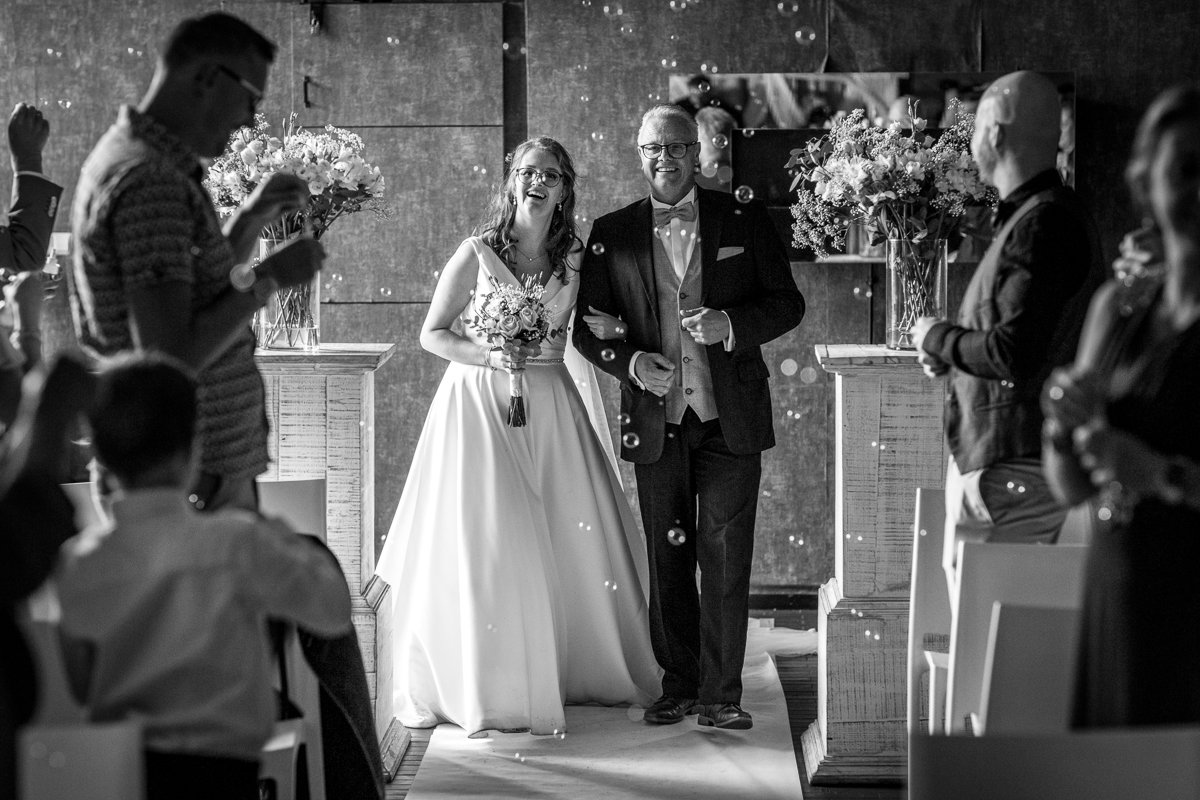 bruid vader lopen trouwceremonie binnen bruidspaar slot_heemstede haarlem trouwfoto kleur door documentair bruidsfotograaf Breda natuurlijke authentieke ongeposeerde trouwreportage