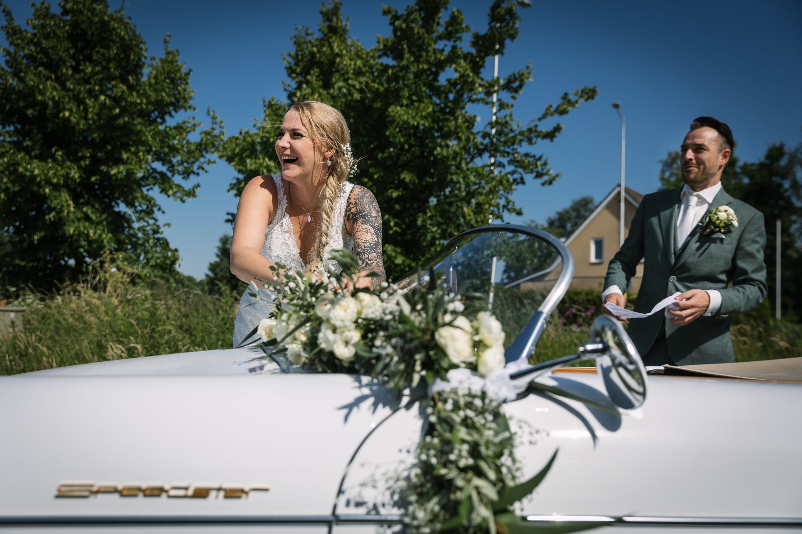 voorbereidingen trouwauto bloemen trouwdag bruid bruidegom trouwfoto natuurlijke ongedwongen documentaire bruidsfotografie breda