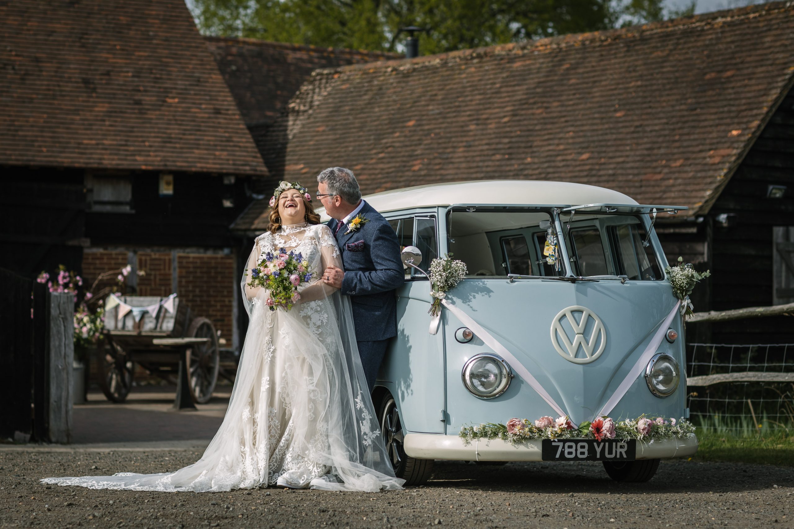 portret van bruid en bruidegom bij trouwauto volkswagen busje VW natuurlijke ongedwongen documentaire bruidsfotografie breda