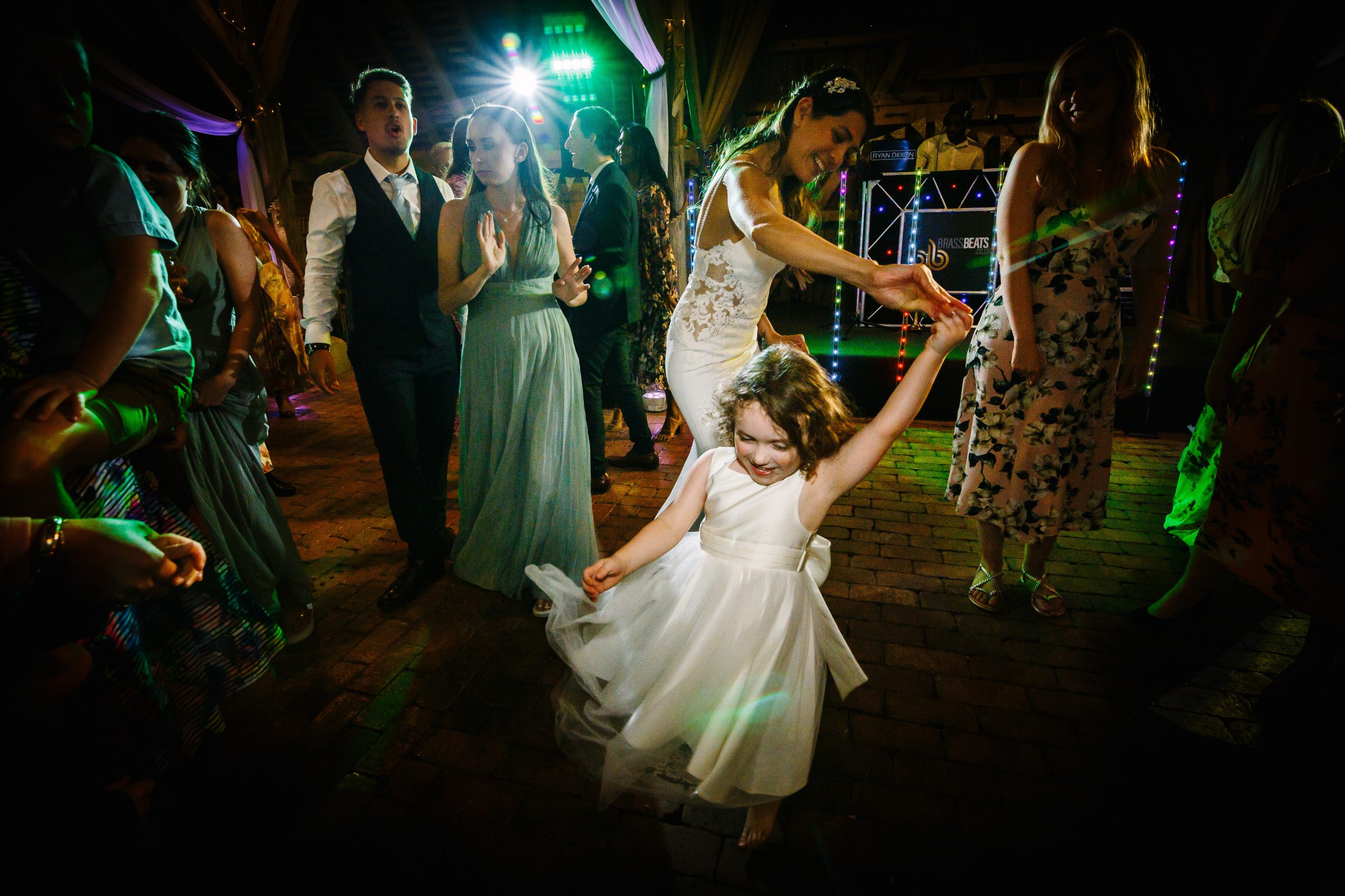 bruid en bruidsmeisje op de dansvloer tijdens trouwfeest bruiloft natuurlijke ongedwongen documentaire bruidsfotografie breda